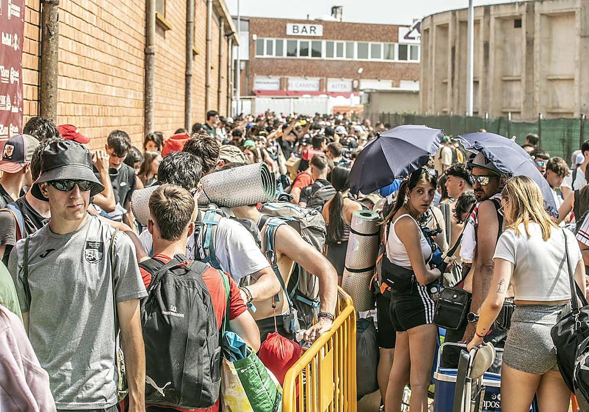 Miles de jóvenes hacen fila para entrar a la acampada del festival Holika el pasado verano.