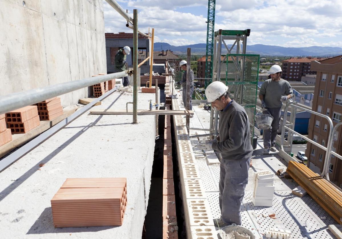 Trabajadores del sector de la construcción en una obra en Logroño.