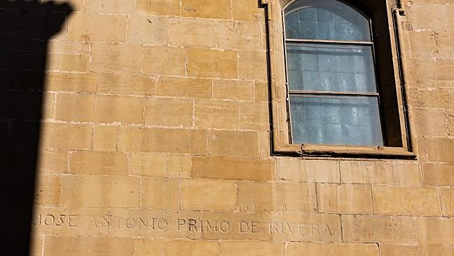 Imagen antes - El antes y el después de los trabajos de borrado en la fachada sur de La Redonda.