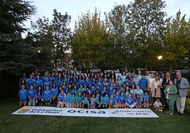 Jugadoras y cuerpo técnico del Haro Rioja Voley junto a autoridades durante la presentación.