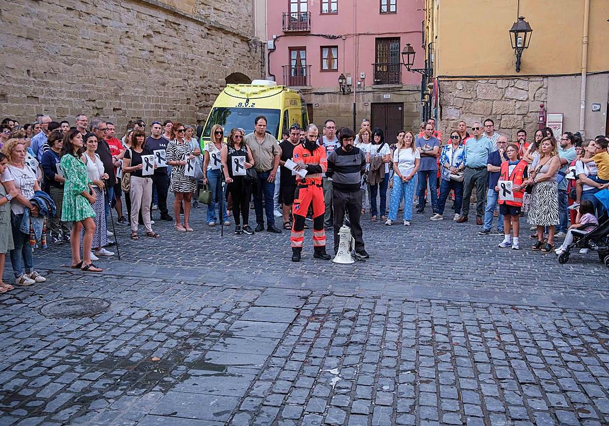 La concentración ha terminado con 6 minutos de silencio en recuerdo y apoyo de Manuel y el resto de compañeros heridos.