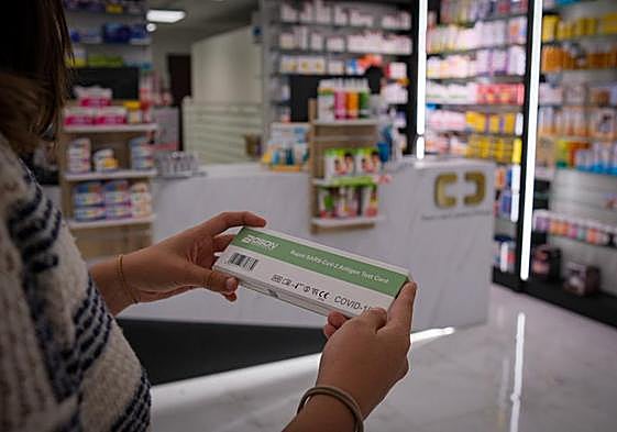 Una mujer con un test recién adquirido, ayer en una farmacia de Logroño.