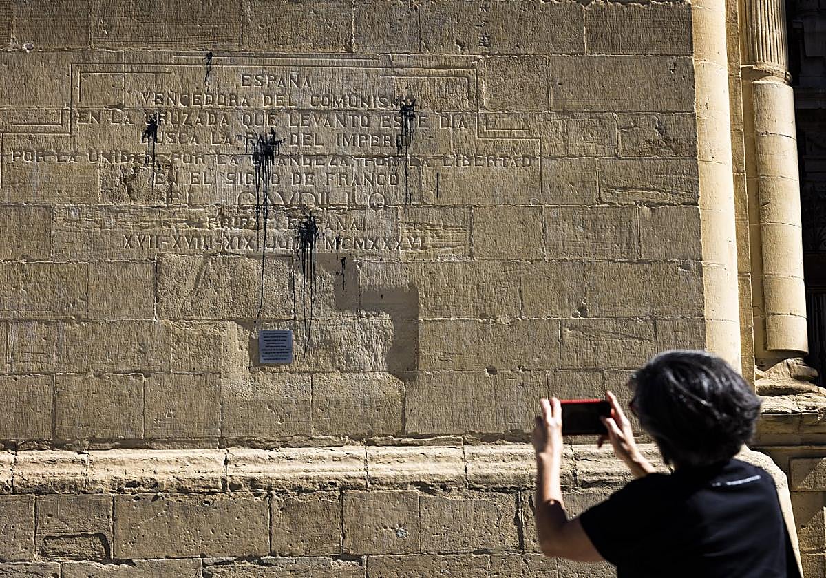 Fachada con la inscripción.