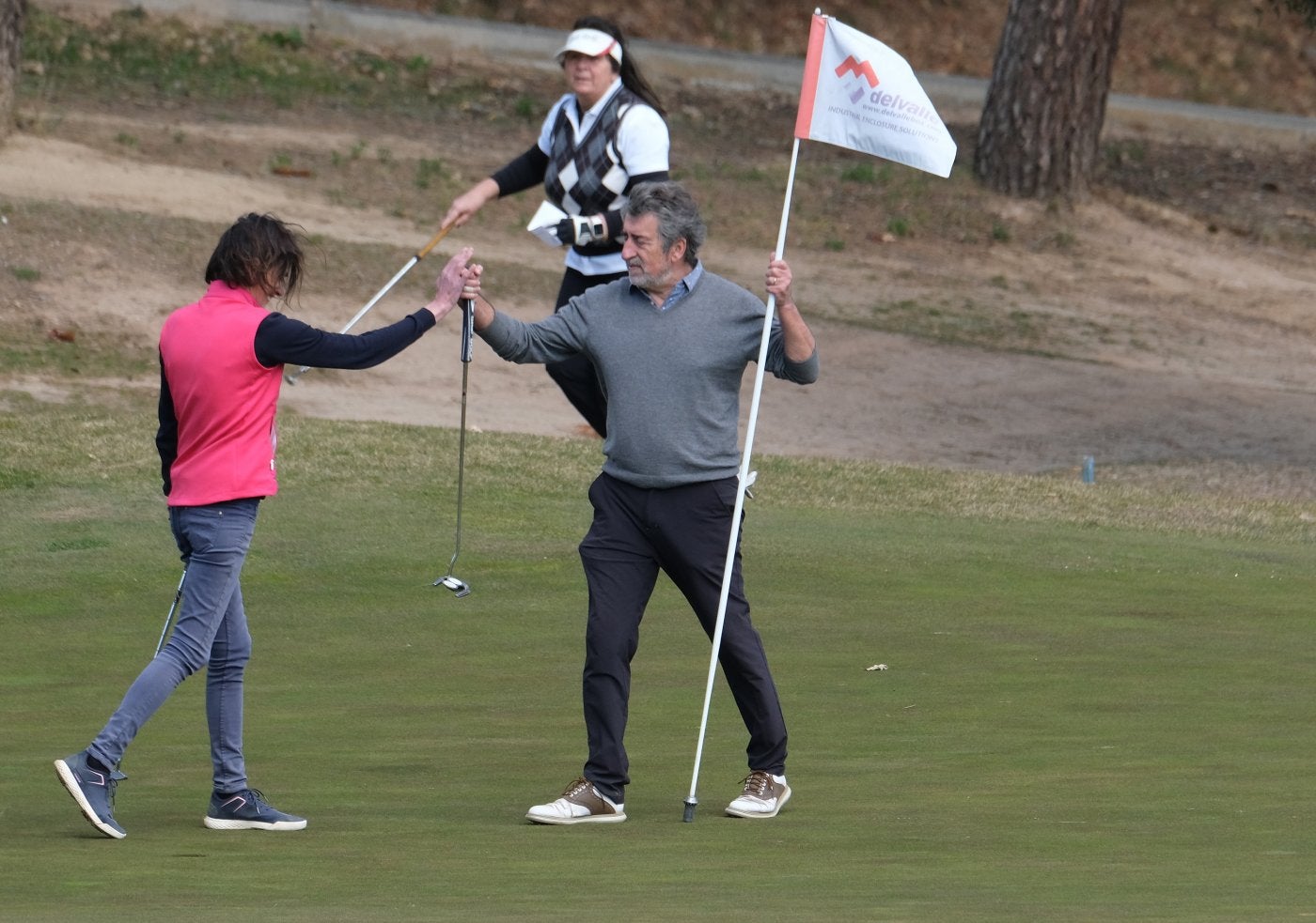 Dos jugadores celebran el final de un recorrido, en la edición de primavera.