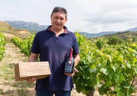 Eduardo Monge, en el viñedo centenario de su propiedad en San Vicente de donde elabora sus vinos de inspiración romana