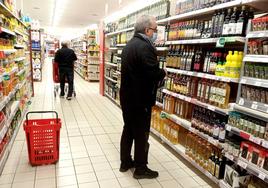 Un hombre se fija en el precio del aceite en un supermercado de Logroño.