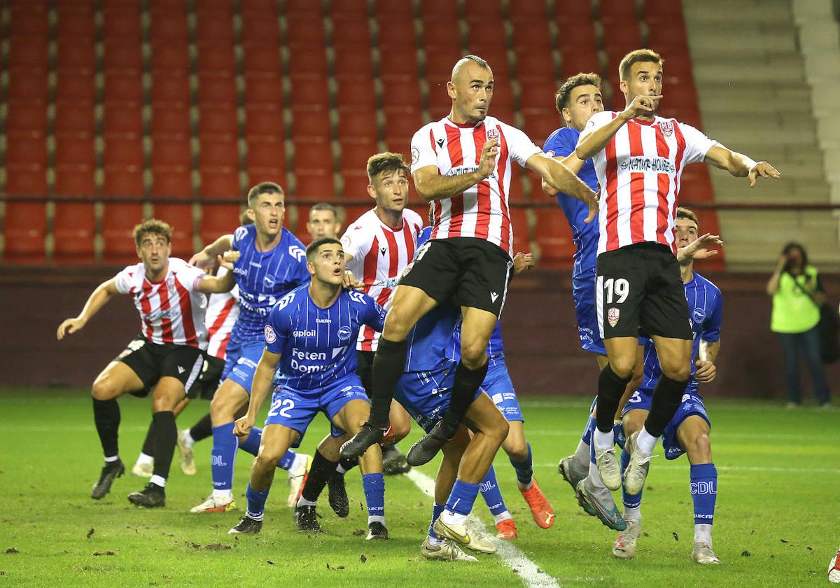 Un momento del partido entre la UD Logroñés y el Laredo.