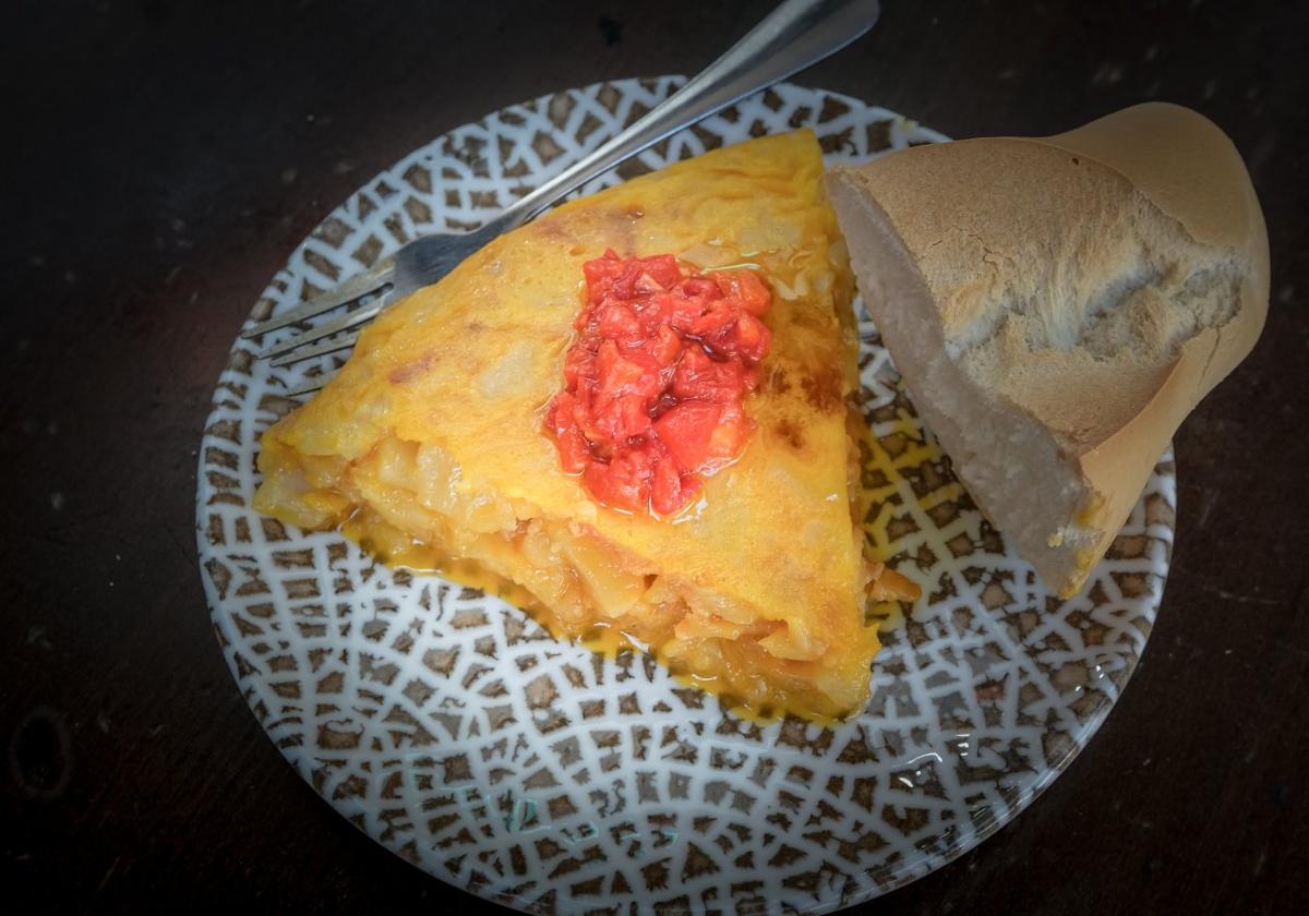 Un pincho de tortilla de la ganadora del pasado certamen nacional.