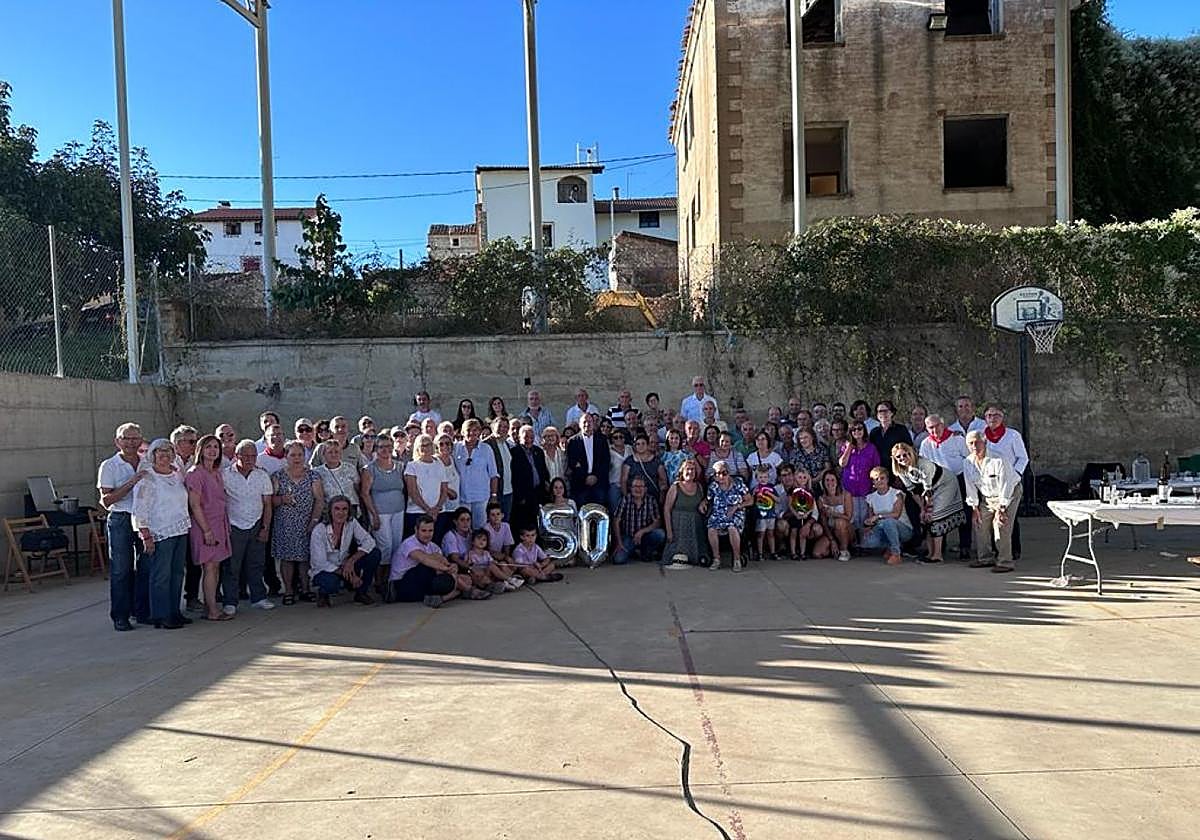 Los vecinos e hijos de Villarroya sorprendieron este sábado a Salvador Pérez.