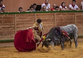 Seria actuación de Daniel Medina ante el tercer novillo de la tarde.