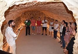 Gabriel Ezquerro en una de las Bodegas del Diezmo con un grupo de visitantes, el viernes.