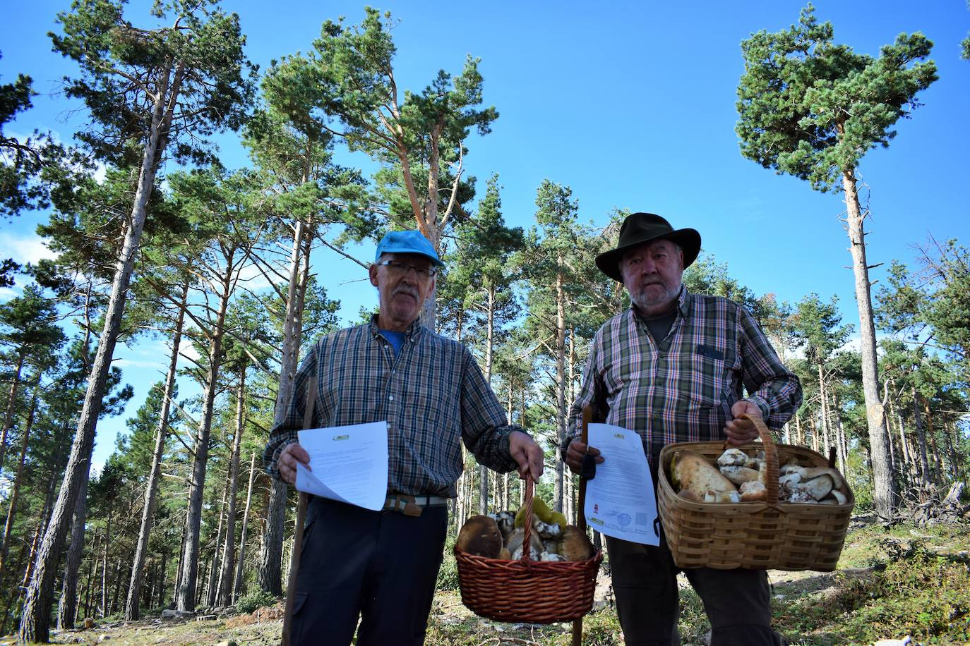 Los navarros Juan Mari y Javier posan con sus cestas y permisos.