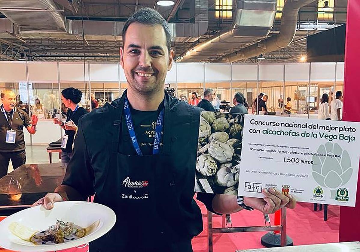 José Ignacio Gordo, subcampeón de España de recetas de alcachofas con su premio y diploma.