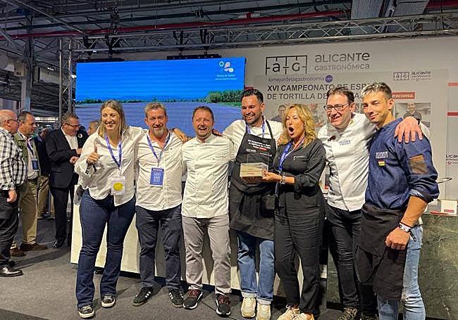 Carlos Olabuenaga y su hijo, con el resto de premiados.