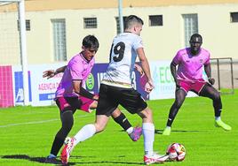 Jiménez entra en el área del Racing, en el partido de ayer en Alfaro.