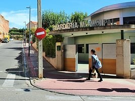 Una joven pasa frente a la guardería municipal de Villamediana de Iregua.
