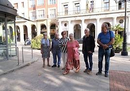 Representantes de pensionistas y jubilados de UGT y CC OO han entregado un documento con sus reivindicaciones en la Delegación de Gobierno.
