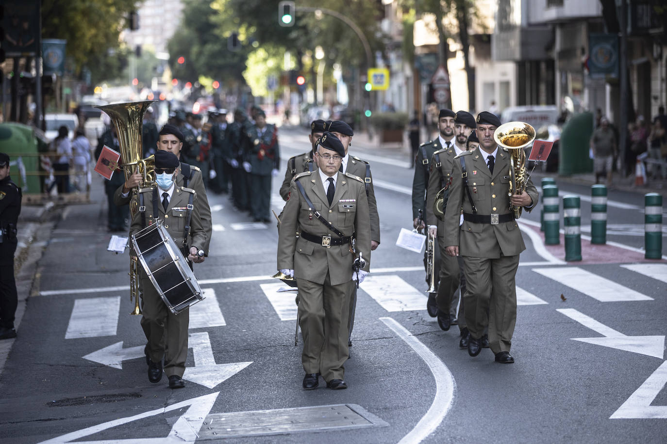 El izado de la bandera en el centro de Logroño