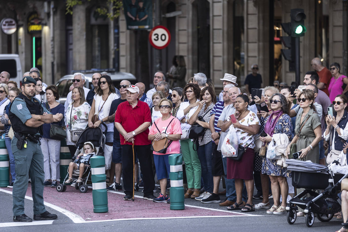 El izado de la bandera en el centro de Logroño