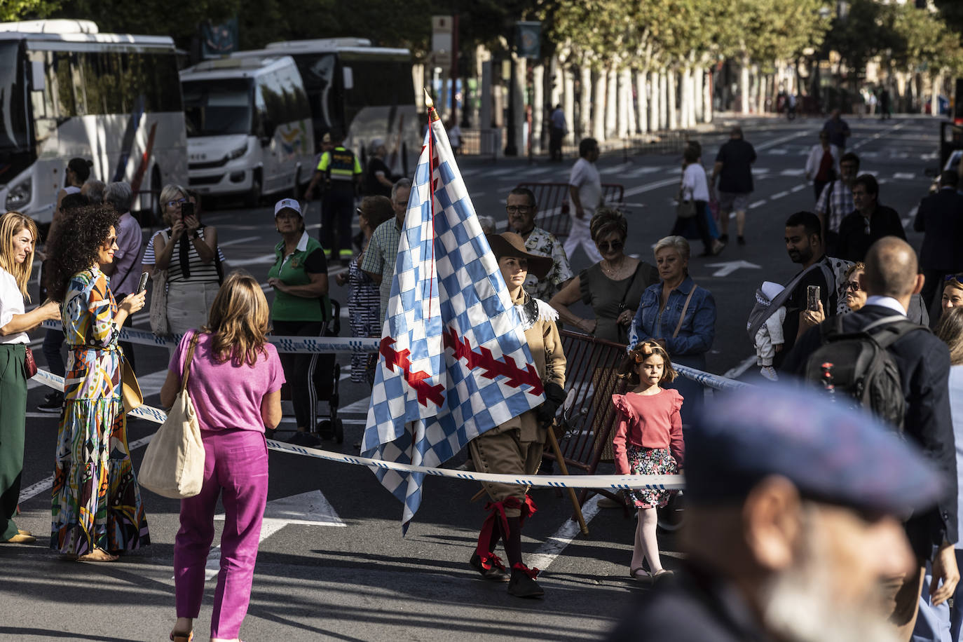 El izado de la bandera en el centro de Logroño