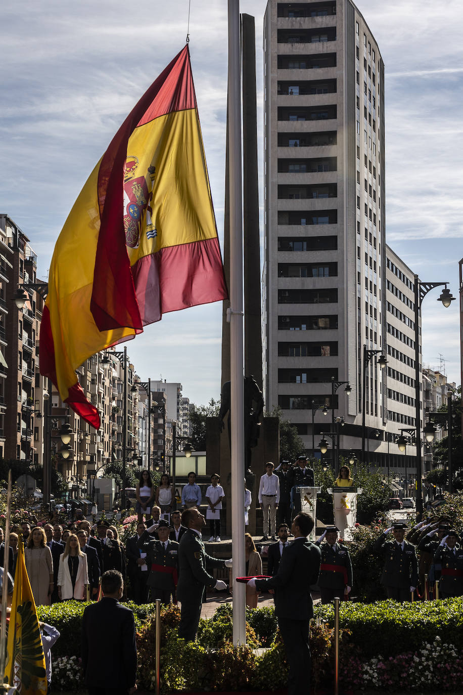 El izado de la bandera en el centro de Logroño