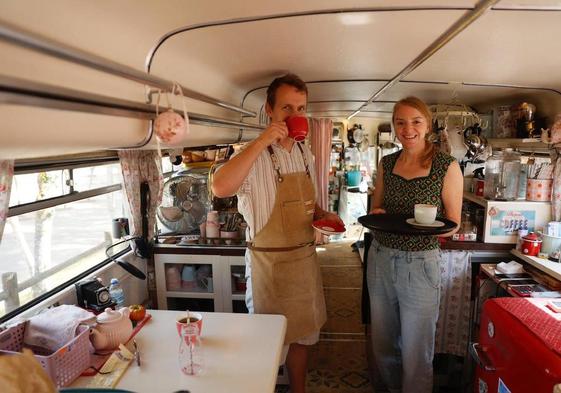 Michel Malcin y Helene Volkensfeld posando, este lunes, dentro de su autobús.