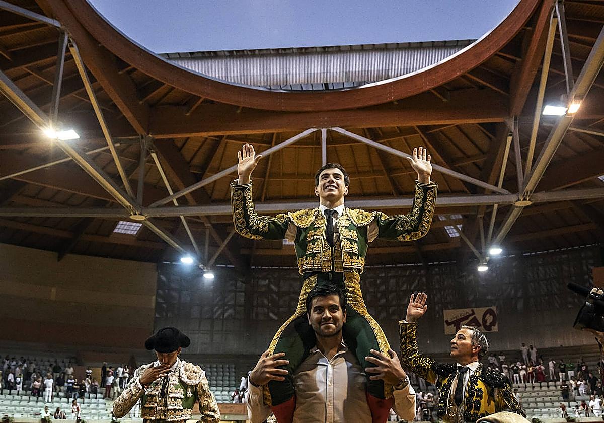 Nek Romero ha sido el único novillero en abrir la puerta grande en toda la feria.