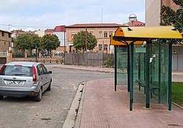 Parada de autobús de San Asensio, a la que el primer vehículo de la mañana llega muchos días lleno.