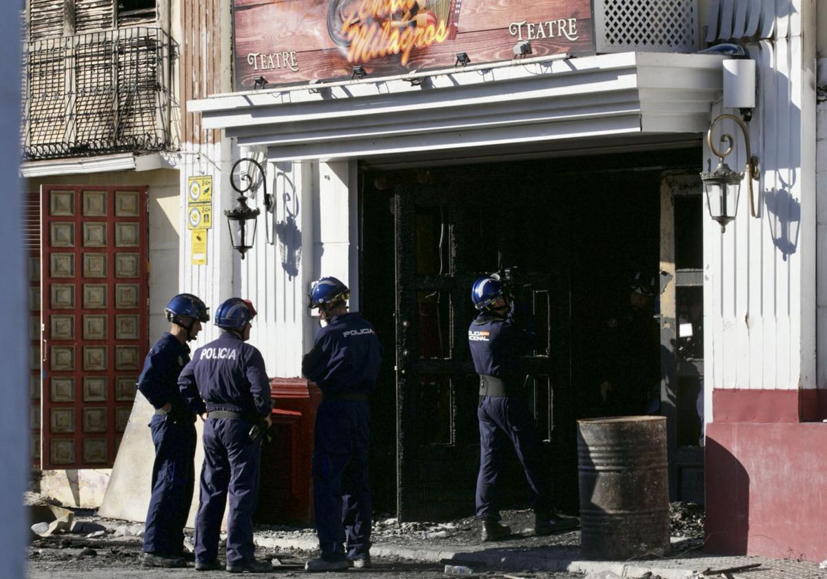 Agentes de la Policía Judicial en la discoteca Fonda Milagros de Murcia.