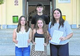 Txomin Zárate, Andrea Talos, Shaila Chacón e Irene Vitoria, alumnos del IES Valle del Cidacos, con las firmas.