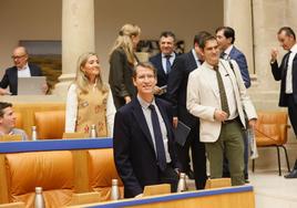 Capellán, en su escaño, momentos antes de comenzar el pleno.