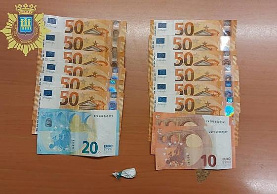 Dinero y sustancias que la Policía Local encontró al cachear al detenido.