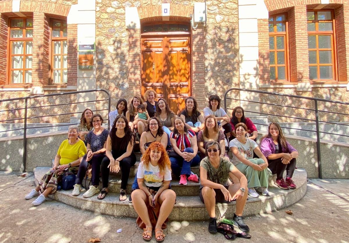 Una veintena de mujeres participó en el encuentro de 'Cuidadanas' celebrado en la Casa de Cultura de Baños.