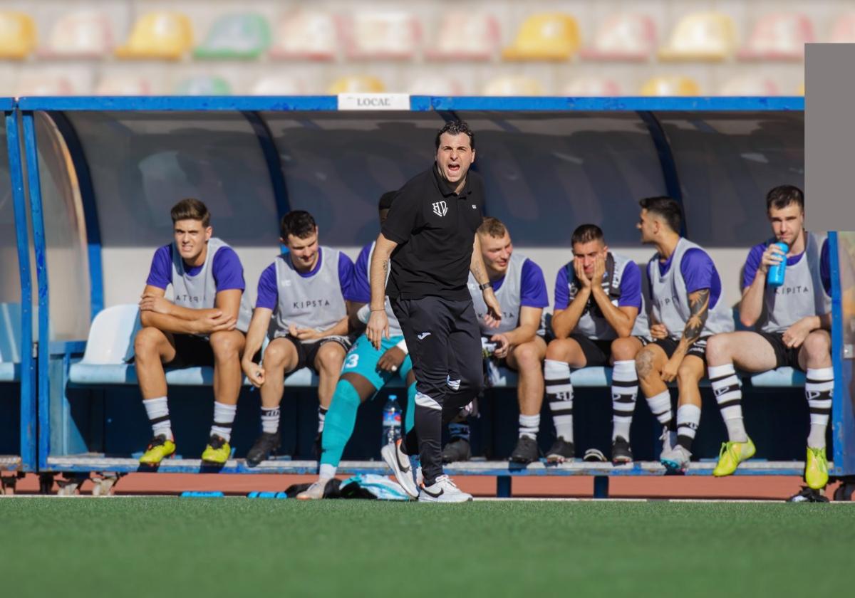 Sánchez da indicaciones a los jugadores desde el banquillo.