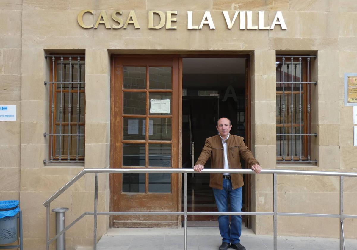 El alcalde de Ábalos, Vicente Urquía, en el Ayuntamiento de la localidad.