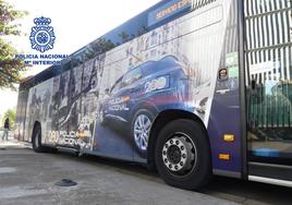 Exterior del autobús conmemorativo de la Policía Nacional.