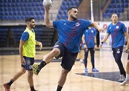 Javi García lanza durante un entrenamiento en el Palacio de los Deportes.