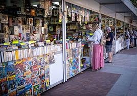 Una imagen de la Feria del Libro Antiguo y de Ocasión, este viernes después de su inauguración en El Espolón.