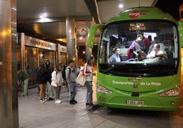 Usuarios del servicio que une Nájera y Logroño, accediendo ayer al primer autobús del día