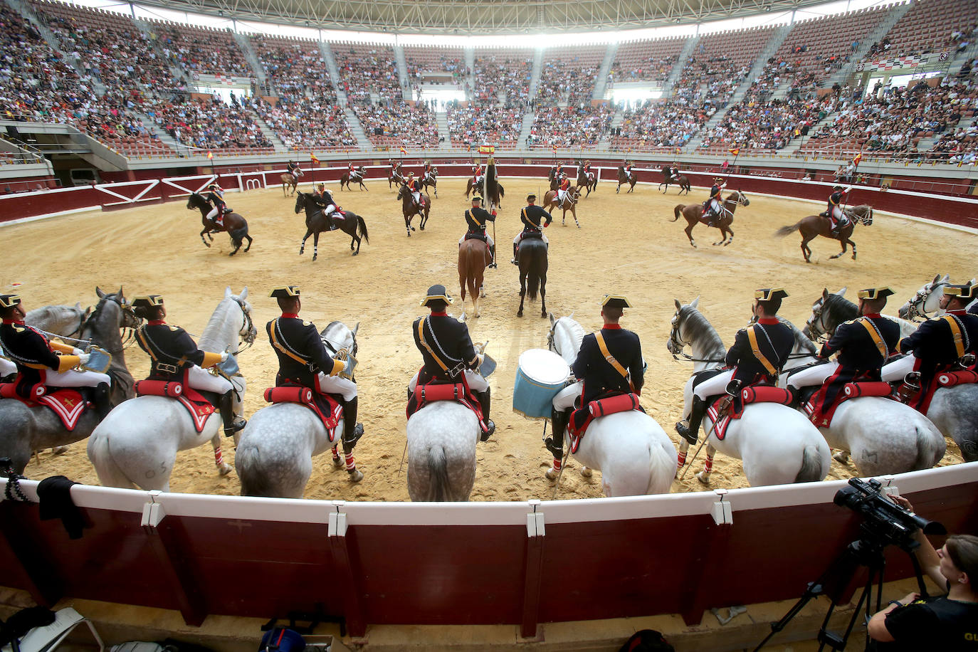 Exhibición de las especialidades de la Guardia Civil en la plaza de toros