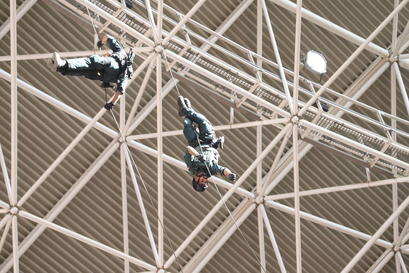 Exhibición de las especialidades de la Guardia Civil en la plaza de toros