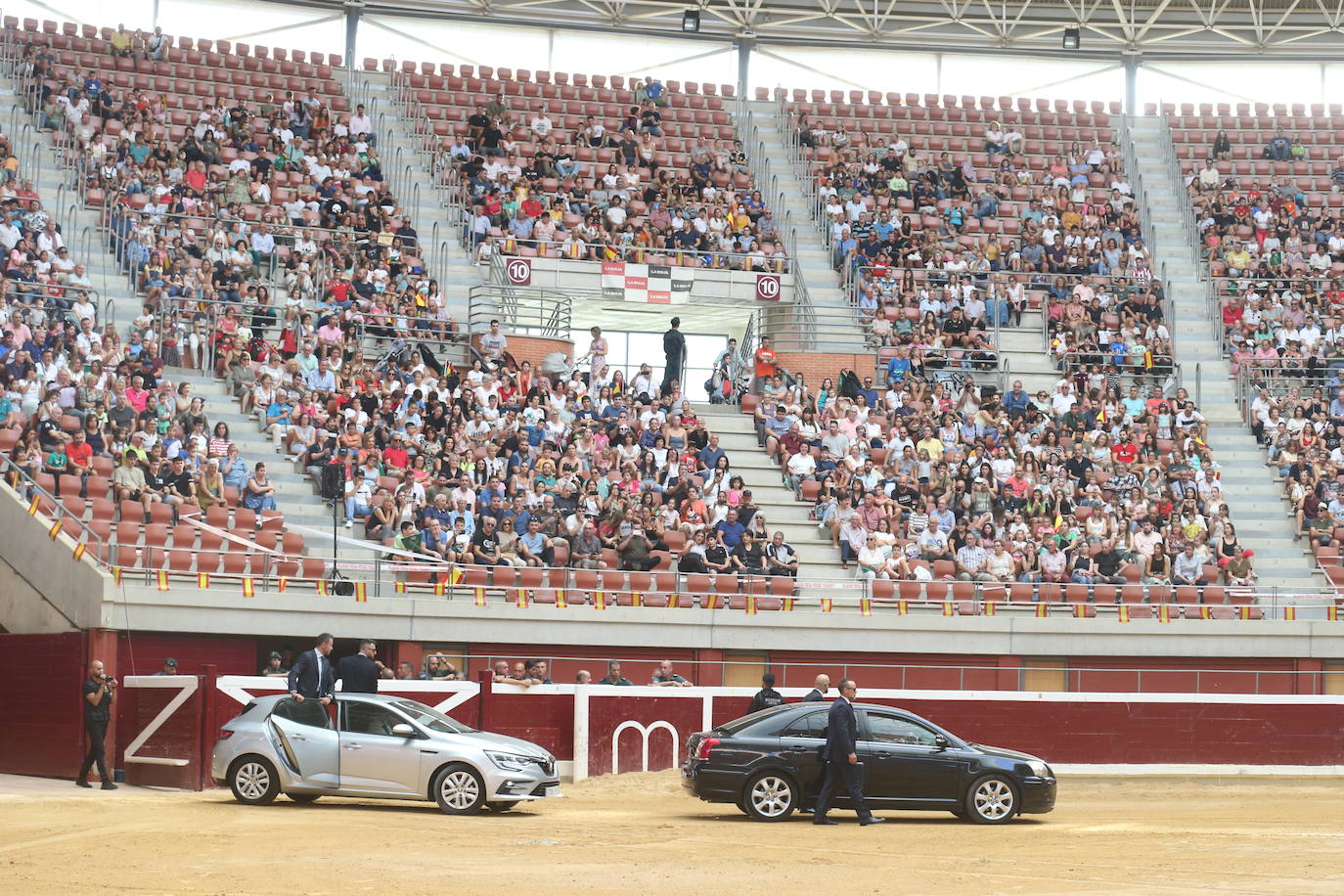 Exhibición de las especialidades de la Guardia Civil en la plaza de toros