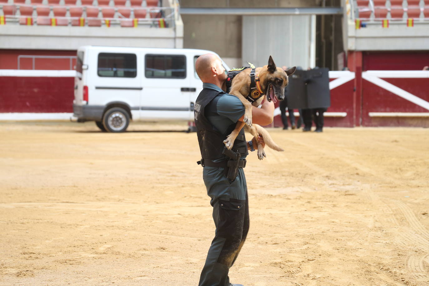 Exhibición de las especialidades de la Guardia Civil en la plaza de toros