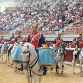 Exhibición de las especialidades de la Guardia Civil en la plaza de toros