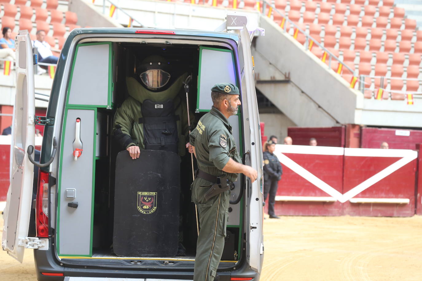 Exhibición de las especialidades de la Guardia Civil en la plaza de toros