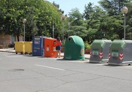 Una fila de contenedores en Arnedo.