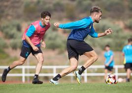 Ekiza con el balón, seguido por Zaldua en un entrenamiento del Calahorra.