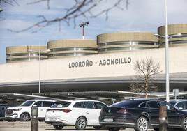 Vista del parking del aeropuerto de Logroño-Agoncillo