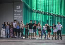 Un grupo de las alumnas de Enfermería de las casi 80 que se movilizaron en la campaña 'Héroes hasta la médula' de Vida por Vida, Salud, UR y UAR, este lunes.