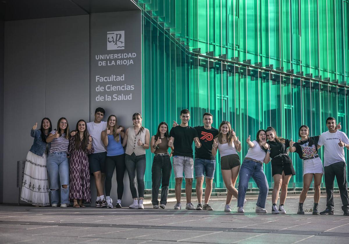 Un grupo de las alumnas de Enfermería de las casi 80 que se movilizaron en la campaña 'Héroes hasta la médula' de Vida por Vida, Salud, UR y UAR, este lunes.